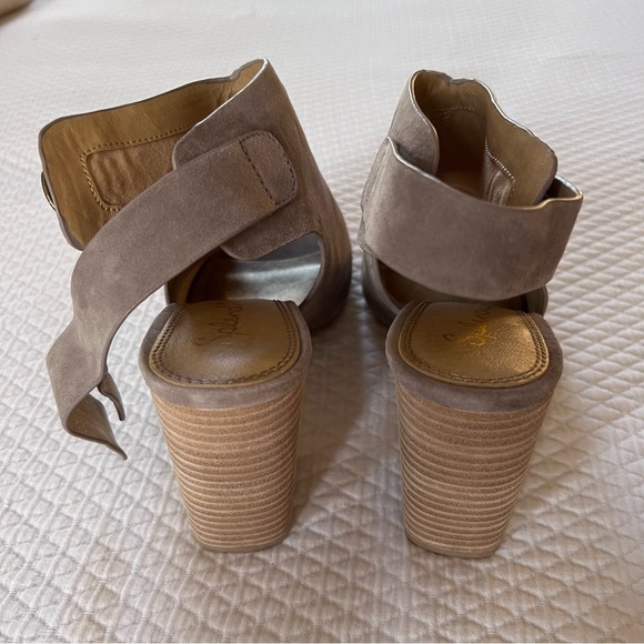 🎉 Splendid Nikolai Suede Heels • 9 - Picture 3 of 10